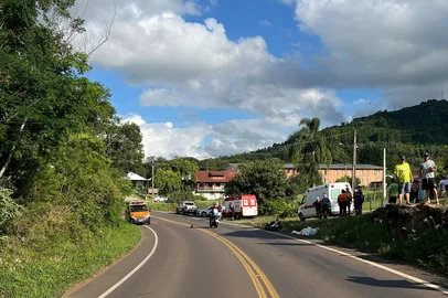 Um acidente ocorrido por volta das 16h de sábado na RS-235, na localidade de Linha Araripe, em Nova Petrópolis, resultou na morte de um homem identificado como Diego Bottin, 39 anos. A vítima conduzia uma motocicleta BMW S1000RR com placas de Canela, onde residia. <!-- NICAID(15967460) -->