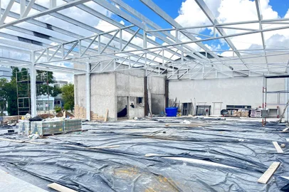 Está prevista para 2023 a conclusão da obra do Pavilhão para a Feira Livre dos Produtores Rurais de Farroupilha. No espaço os feirantes contarão com 24 vagas (boxes) de 26,5 metros quadrados, distribuídos em dois blocos, de 452,00 e 684,80 metros quadrados, um total de 1.136,80 metros quadrados de área construída. O mesmo dispõe de 24 vagas (boxs) para os feirantes, de dimensões 5,30 x 5 m. O projeto que terá investimento total de R$ 3,7 milhões, entre verbas federais e municipais, foi iniciado ainda em 2020, ficou meses sem continuidade. Sob nova Administração Municipal, foi reformulado e destinado a um novo terreno, ainda no Largo Carlos Fetter, área onde tinha construção inicialmente prevista.<!-- NICAID(15364411) -->