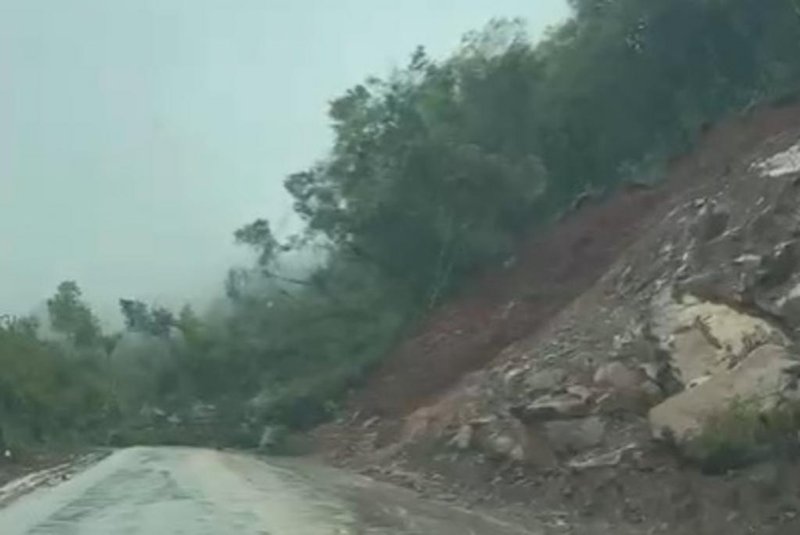 Morador grava vídeo de momento em que ocorre queda de barreira entre Bom Jesus e Jaquirana, na RS-110. <!-- NICAID(15563043) -->
