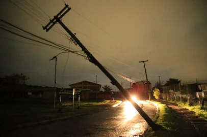 PORTO ALEGRE, RS, BRASIL, 18/05/2022- Poste inclinado na 5º unidade da Restinga . Foto: Ronalo Bernardi / Agencia RBS<!-- NICAID(15098989) -->