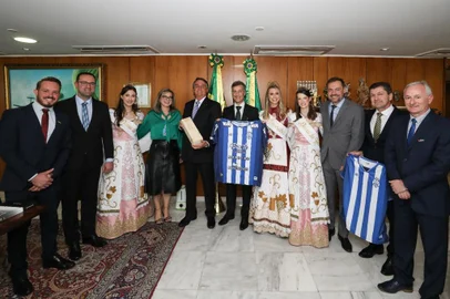 Presidente Jair Bolsonaro recebw o convite para prestigiar a solenidade de abertura da 30ª ExpoBento e da 17ª Fenavinho, marcada para o dia 9 de junho, pela comitiva do evento.<!-- NICAID(15091636) -->