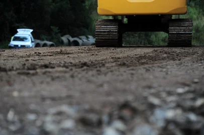 ANTÔNIO PRADO, RS, BRASIL, 15/02/2023. A reportagem percorreu a RS-437 para verificar as condições do trecho e obras que estão ocorrendo, entre os municípios de Antônio Prado e Vila Flores. Na foto, obras na RS 437, no sentido Antônio Prado a Vila Flores. (Bruno Todeschini/Agência RBS)Indexador: BTK<!-- NICAID(15351022) -->