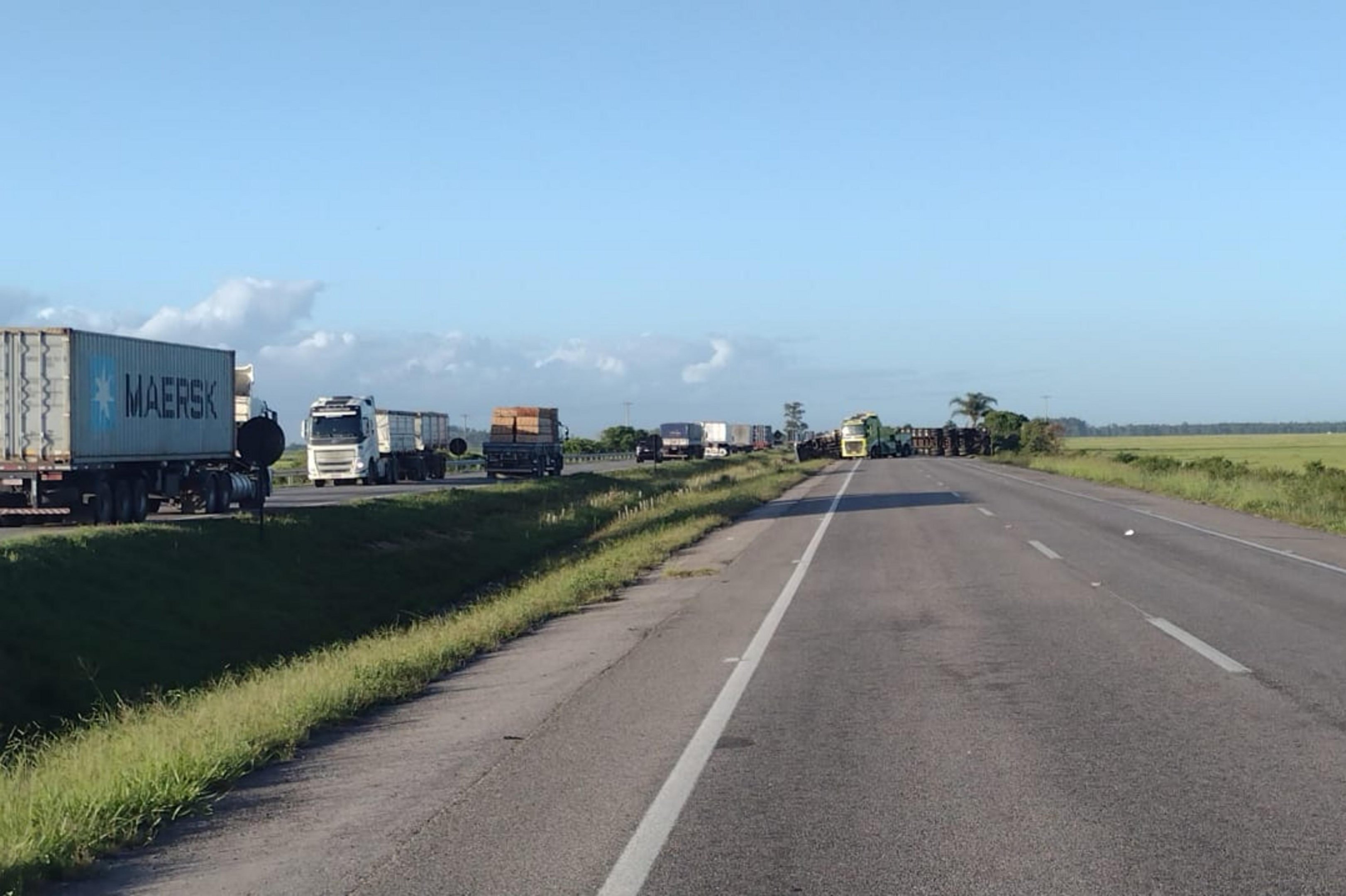 Carreta com 27 toneladas de latic&iacute;nios tomba na BR-116, entre Turu&ccedil;u e Pelotas