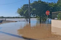 O nível do Rio Jacui na Ilha da Pintada, em Porto Alegre, subiu mais cinco centímetros na manhã desta terça-feira (24) em comparação com a noite passada. Com isso, o nível marca 2m58cm onde a cota de inundação é de 2m20cm.<!-- NICAID(16066150) -->