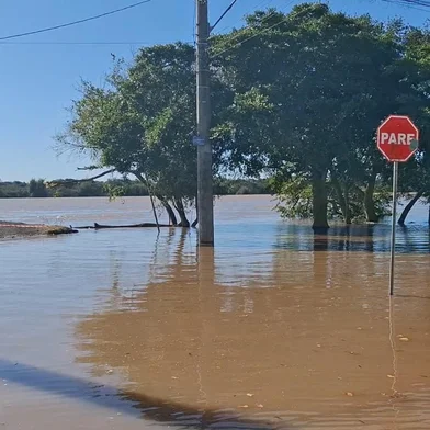 O nível do Rio Jacui na Ilha da Pintada, em Porto Alegre, subiu mais cinco centímetros na manhã desta terça-feira (24) em comparação com a noite passada. Com isso, o nível marca 2m58cm onde a cota de inundação é de 2m20cm.<!-- NICAID(16066150) -->