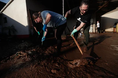 Sinimbu, RS Brasil -  População segue na tentativa de limpeza da cidade que foi tomada pelas águas do Rio Pardinho. Fotos: Jonathan Heckler/Agência RBS<!-- NICAID(15754574) -->