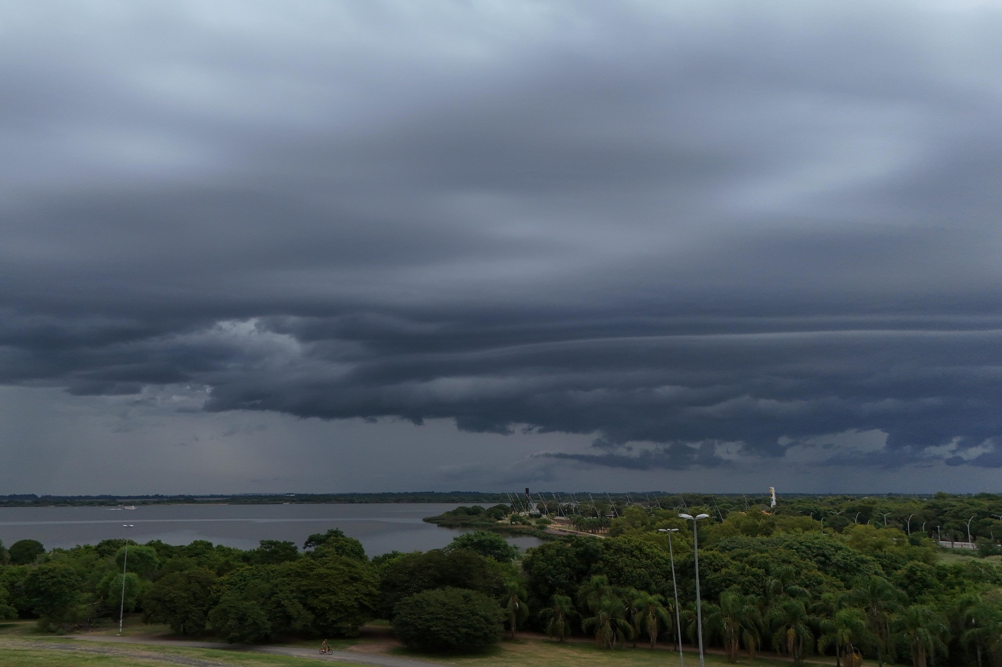 RS tem alerta laranja para tempestade at&eacute; ter&ccedil;a-feira; rajadas de vento podem atingir 100 km/h
