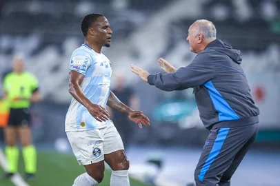 Gremio x BotafogoRS - FUTEBOL/CAMPEONATO BRASILEIRO 2026/GREMIO X BOTAFOGO  - ESPORTES - Lance da partida entre Gremio e Botafogo disputada na noite desta quarta-feira, no EstÃ¡dio Nilton Santos, valida pela Campeonato Brasileiro 2026. FOTO: LUCAS UEBEL/GREMIO FBPAEditoria: SPOLocal: Rio de JaneiroIndexador: Lucas UebelSecao: futebolFonte: Gremio.netFotógrafo: Gremio x Botafogo<!-- NICAID(16367414) -->