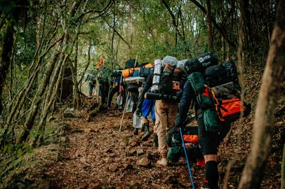 Conheça os Legendários, movimento cristão voltado para homens e que está atraindo adeptos na SerraUm movimento cristão para homens, criado na Guatemala em 2015, está se expandindo pelo Brasil e tem atraído adeptos na Serra gaúcha. A proposta dos chamados Legendários é de que os participantes vivam uma experiência transformadora, a partir de uma imersão de 72 horas em meio à natureza. Em Caxias do Sul, estima-se que pelo menos 60 moradores já tenham sido mobilizados.<!-- NICAID(16004449) -->