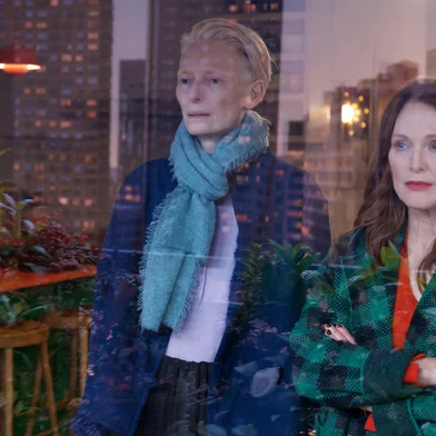 O Quarto ao Lado (2024), de Pedro Almodóvar, com Julianne Moor e Tilda Swinton.<!-- NICAID(15896147) -->