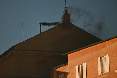 This photograph shows black smoke rising from the chimney of the Sistine Chapel signalling that cardinals failed to elect a new pope in the first ballot of their conclave in the Vatican on May 7, 2025. (Photo by Andreas SOLARO / AFP)Editoria: RELLocal: Vatican CityIndexador: ANDREAS SOLAROSecao: popeFonte: AFPFotógrafo: STF<!-- NICAID(16032217) -->
