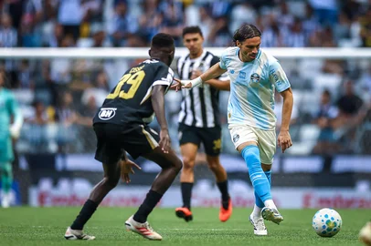RS - FUTEBOL/CAMPEONATO BRASILEIRO 2026/GREMIO X ATLETICO-MG  - ESPORTES - Lance da partida entre Gremio e Atletico-MG disputada na tarde deste domingo, na Arena MRV, em Belo Horizonte, valida pela Campeonato Brasileiro 2026. FOTO: LUCAS UEBEL/GREMIO FBPA<!-- NICAID(16347069) -->