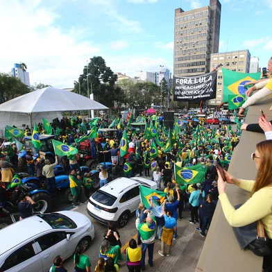 CAXIAS DO SUL, RS, BRASIL, 07/09/2025. Protesto na rua Sinimbu, em frente da catedral diocesana, contra o STF e a favor da anistia ao ex-presidente Jair Messias Bolsonaro. A manifestação contou com membros do Agro, com tratores, em defesa de melhores condições para o pagamento de dívidas rurais. (Porthus Junior/Agência RBS)<!-- NICAID(16119169) -->
