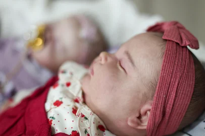 Alvorada, RS, BrasilJhosi Silva produz bonecas Baby Reborn na garagem de sua casa em Alvorada, RS. As bonecas chegam desmontadas e ela dá o acabamento de cor em cada uma. Os preços são a partir de 1500 reais. A tendência dos bebês reborn ganhou vizibilidade nas redes socias onde jhosi realiza até "partos" das bonecas para vídeos de divulgação de seu trabalho.<!-- NICAID(16042355) -->