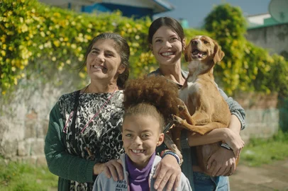 Okna Produções / Divulgação "Caju, Meu Amigo", filme gravado em Porto Alegre e coproduzido por TV Globo e RBS TV, estreia no "Cine BBB". Rafaela (Vitória Strada) e Nice (Liane Venturella) são as protagonistas da trama, que tem a enchente de maio de 2024 como pano de fundo.<!-- NICAID(16205295) -->