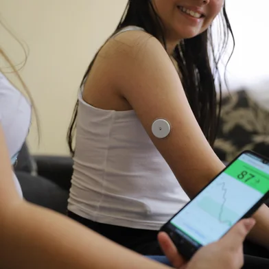 CAXIAS DO SUL, RS, BRASIL, 22/10/2024. A reportagem foi até a casa de Daniele Do Monte Silva, mãe da Nathália Do Monte Silva, de 11 anos, para saber como funciosa o sensor de glicose que foi recebido pela família através da Secretaria Municipal de Saúde. Nathália tem diabetes do tipo 1 e precisa monitorar constantemente os níveis de glicose. (Bruno Todeschini/Agência RBS)Indexador: Bruno Todeschini<!-- NICAID(15897161) -->