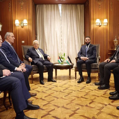 Uma fotografia fornecida pelo gabinete de imprensa da Autoridade Palestiniana (PPO) mostra o presidente palestiniano, Mahmud Abbas, reunido com o presidente interino da Síria, Ahmed al-Sharaa, no Cairo, em 4 de março de 2025, à margem de uma cimeira da Liga Árabe sobre Gaza. (Foto de Thaer GHANAIM / PPO / AFP) / RESTRITO AO USO EDITORIAL - CRÉDITO OBRIGATÓRIO "AFP PHOTO / HO / PPO" - SEM MARKETING SEM CAMPANHAS PUBLICITÁRIAS - DISTRIBUÍDO COMO SERVIÇO AOS CLIENTES<!-- NICAID(15988516) -->