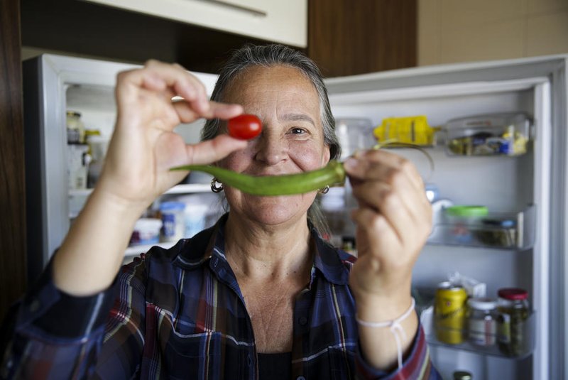 Sao Leopoldo, RS, Brasil, 24-04-2023: A professora aposentada Dinea Leite Guarienti Zappoli, 62 anos, na cozinha de casa, com frutas e legumes orgânicos que consome. Ela procura ter uma alimentação saudável. Foto: Mateus Bruxel / Agencia RBS<!-- NICAID(15410744) -->
