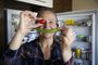 Sao Leopoldo, RS, Brasil, 24-04-2023: A professora aposentada Dinea Leite Guarienti Zappoli, 62 anos, na cozinha de casa, com frutas e legumes orgânicos que consome. Ela procura ter uma alimentação saudável. Foto: Mateus Bruxel / Agencia RBS<!-- NICAID(15410744) -->