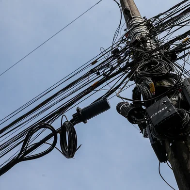 CAXIAS DO SUL, RS, BRASIL, 03/09/2025. A prefeitura de Caxias do Sul vai retomar, a partir do dia 16 de setembro, os mutirões de limpeza e ajuste da fiação instalada nos postes de energia elétrica da cidade. A informação foi confirmada pelo secretário municipal de Gestão Urbana, Rodrigo Weber, em vídeo divulgado nas redes sociais, após reunião realizada no Ministério Público (MP), na terça-feira (2). (Neimar De Cesero/Agência RBS)Indexador: Neimar De Cesero<!-- NICAID(16116089) -->