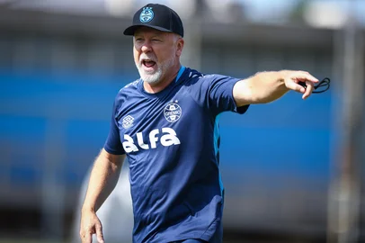 PORTO ALEGRE, RS, BRASIL, 22-04-2025: O técnico Mano Menezes comando o primeiro treino em seu retorno ao Grêmio, no CT Luiz Carvalho. (Lucas Uebel/Grêmio/Divulgação)<!-- NICAID(16021936) -->
