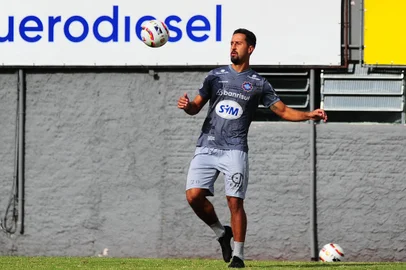CAXIAS DO SUL, RS, BRASIL, 05/04/2023. Treino do Caxias no estádio Francisco Stédile (estádio Centenário). O grená se prepara para a final do Campeonato Gaúcho (Gauchão 2023) no próximo dia 08/04. Na foto, zagueiro Dirceu. (Porthus Junior/Agência RBS)Indexador:                                 <!-- NICAID(15395403) -->