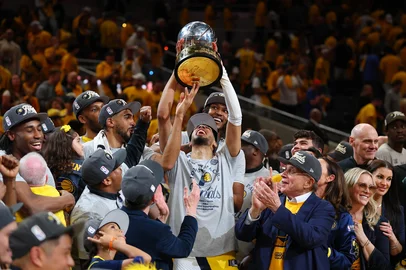INDIANAPOLIS, INDIANA - MAY 31: Tyrese Haliburton #0 of the Indiana Pacers celebrates with the Bob Cousy Trophy after the 125-108 win against the New York Knicks in Game Six of the Eastern Conference Finals of the 2025 NBA Playoffs at Gainbridge Fieldhouse on May 31, 2025 in Indianapolis, Indiana. NOTE TO :  expressly acknowledges and agrees that, by ing and or using this photograph,  is consenting to the  and conditions of the Getty Images License Agreement.   Gregory Shamus/Getty Images/AFP (Photo by Gregory Shamus / GETTY IMAGES NORTH AMERICA / Getty Images via AFP)<!-- NICAID(16051882) -->