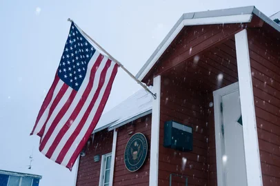 (FILES) The US flag flies in front of the US Consulate in Nuuk, Greenland, on March 24, 2025. US President Donald Trump ramped up his claims to Greenland on March 26, 2025, saying ahead of a controversial visit by Vice President JD Vance that the US needed the Danish island for international security "We need Greenland for international safety and security. We need it. We have to have it," Trump told podcaster Vince Coglianese. "I hate to put it that way, but we're going to have to have it." (Photo by Juliette PAVY / AFP)Editoria: POLLocal: NuukIndexador: JULIETTE PAVYSecao: diplomacyFonte: AFPFotógrafo: STR<!-- NICAID(16004583) -->