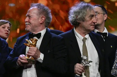 775945832French director Nicolas Philibert (L) poses with the "Golden Bear for Best Film" for the film "Sur l'Adamant" (On the Adamant) and French director Philippe Garrel poses with the "Silver Bear for Best Director" for his movie "Le Grand Chariot" during the award ceremony of the 73rd Berlinale International Film Festival in Berlin, on February 25, 2023. (Photo by John MACDOUGALL / AFP)Editoria: ACELocal: BerlinIndexador: JOHN MACDOUGALLSecao: celebrityFonte: AFPFotógrafo: STF<!-- NICAID(15360072) -->