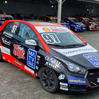 O final de semana promete ser intenso para o piloto caxiense Luiz Sena Jr., que irá participar de duas provas, em dois campeonatos brasileiros. A jornada inicia nesta sexta-feira (12), no seletivo traçado do Velocittà, em Mogi Guaçu-SP, onde será realizada a sétima e penúltima etapa da Copa Shell HB20. De São Paulo, o piloto regressa ao RS, onde disputa a 4ª etapa da Copa Turismo 1.4, no Autódromo de Tarumã, em Viamão. <!-- NICAID(14939971) -->