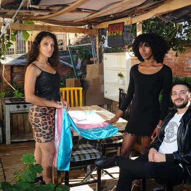 CAXIAS DO SUL, RS, BRASIL, 02/06/2023. A reportagem foi até a coletiva de imprensa na Casa de Passagem da ONG Construindo a Igualdade. Além de falar sobre os dois anos da casa de acolhimento, também foram disccutidas políticas públicas, com ênfase nas ações do mês do orgulho LGBTQIA+. Na foto, da esquerda para a direita, Nicole Thalia Rosa, 22 anos, Olívia Garim, 21 anos e Diego Couto, 30 anos, hóspedes da casa. (Bruno Todeschini/Agência RBS)Indexador: BTK<!-- NICAID(15446178) -->