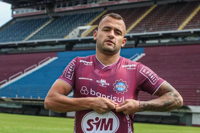 Atacante Igor foi apresentado pelo Caxias. Jogador chegam de empréstimo da Portuguesa até o fim da Série C 2025.<!-- NICAID(16109709) -->