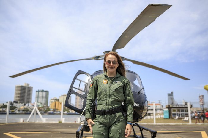 Camila Meggiolaro dos Santos voa desde os 18 anos;  em 2021, tornou-se a primeira mulher piloto da Polícia Civil do Estado