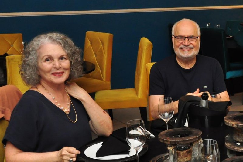 Irene Ravache visita restaurante de Caxias do Sul com o marido Edison Paes de Melo Filho<!-- NICAID(15712400) -->
