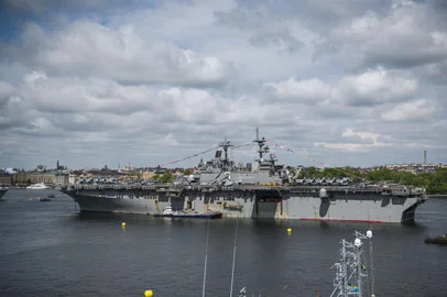 Wasp-class amphibious assault ship USS Kearsarge (LHD 3) of the US Navy is seen at the harbour in Stockholm, Sweden, on June 3, 2022, ahead of the Baltic Operations 'Baltops 22' exercise that will take place from June 5 to 17 in the southern Baltic Sea area. - Fourteen NATO Allies, two NATO partner nations, over 45 ships, more than 75 aircraft, and approximately 7,000 personnel are said to participate in the exercise, according to NATO. (Photo by Jonathan NACKSTRAND / AFP)Editoria: POLLocal: StockholmIndexador: JONATHAN NACKSTRANDSecao: defenceFonte: AFPFotógrafo: STR<!-- NICAID(15119192) -->