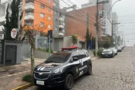A Polícia Civil de Caxias do Sul, por intermédio da 1ª Delegacia de Polícia Distrital, cumpriu, na manhã desta data, três mandados de busca e apreensão no âmbito de investigação que apura possíveis irregularidades relacionadas à realização de concurso público promovido por autarquia municipal da Serra Gaúcha.As diligências ocorreram em endereços localizados no bairro Exposição, na região central da cidade — incluindo sede empresarial vinculada aos investigados — e no bairro Vila Verde.<!-- NICAID(16288191) -->