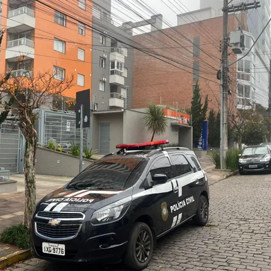 A Polícia Civil de Caxias do Sul, por intermédio da 1ª Delegacia de Polícia Distrital, cumpriu, na manhã desta data, três mandados de busca e apreensão no âmbito de investigação que apura possíveis irregularidades relacionadas à realização de concurso público promovido por autarquia municipal da Serra Gaúcha.As diligências ocorreram em endereços localizados no bairro Exposição, na região central da cidade — incluindo sede empresarial vinculada aos investigados — e no bairro Vila Verde.<!-- NICAID(16288191) -->