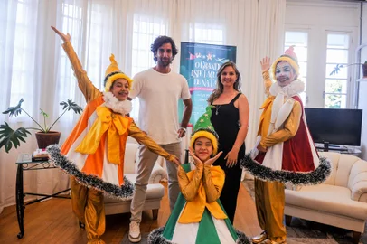 Ocorreu na tarde desta terça-feira a coletiva de apresentação do Grande Espetáculo de Natal, na Casa Magnabosco. A sétima edição do evento será realizada nos dias 25 e 26 de novembro, na Rua Sinimbu. A apresentação ficou por conta do idealizador, Pedro Horn Segue, e da diretora artística e produtora cultural Cali Troian.Indexador: NEIMAR DE CESERO<!-- NICAID(15590427) -->