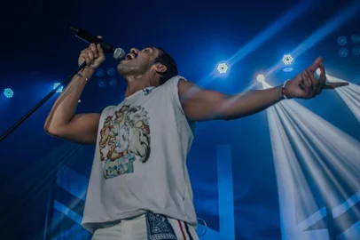 E. Balbo, renomado como um dos maiores intérpretes de Freddie Mercury do mundo, une-se à banda QUEEN Legend para uma homenagem emocionante à icônica banda britânica Queen. Reconhecido pela sua notável semelhança vocal e presença de palco arrebatadora, E. Balbo guia o público por uma jornada musical inesquecível, capturando a energia única de Freddie Mercury em cada nota.<!-- NICAID(15862586) -->