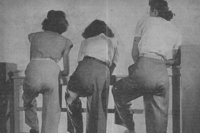 Mulheres de calças compridas em 1945<!-- NICAID(15969557) -->