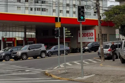 Novo semáforo permite conversão livre à Rua 13 de Maio, em Caxias do Sul<!-- NICAID(16352223) -->