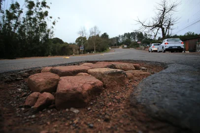 TAQUARA, RS, BRASIL, 14-08-2025: Trânsito. Problemas estruturais na RS 020, estrada que liga a Região Metropolitana à Serra, no trecho entre Gravataí e Taquara. Foto: Ronaldo Bernardi/Agência RBS<!-- NICAID(16101409) -->