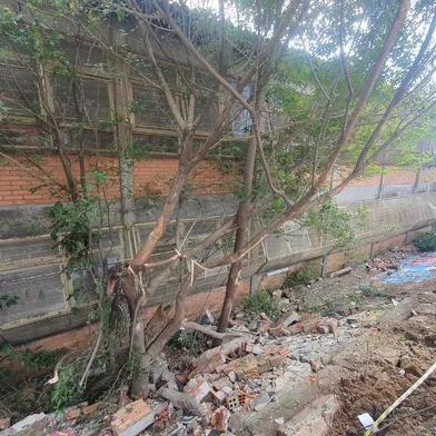 PORTO ALEGRE, RS, Brasil, 27-07-2023: O muro da Escola Estadual de Ensino Médio Antão de Faria, no Bairro Bom Jesus, em Porto Alegre, desabou por volta das 21h dessa quarta-feira. O muro já havia sido condenado, assim como outras partes da escola e aguardava reparo da Seduc.<!-- NICAID(15493656) -->