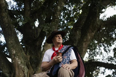 PORTO ALEGRE, RS, BRASIL, 26-08-2025: Elton Saldanha participa do projeto de GZH "A Música do Rio Grande" e canta Eu Sou do Sul na casa dele, na zona sul de Porto Alegre. Foto: Mateus Bruxel/Agência RBSIndexador: MATEUS BRUXEL<!-- NICAID(16115107) -->