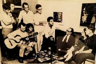 Dea (saia branca) e Delmar (no encosto do sofá) com Manuel Bandeira (de óculos)<!-- NICAID(14700792) -->