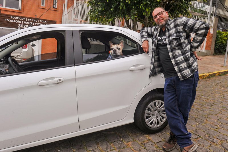 CAXIAS DO SUL, RS, BRASIL, 2023. Uber para pets, na foto Alexandre Corá e o bulldog Fred. (Neimar De Cesero/Agência RBS)Indexador: NEIMAR DE CESERO<!-- NICAID(15562222) -->