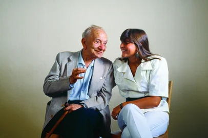 Mario Quintana e a fotógrafa Liane Neves, em 1986.<!-- NICAID(15595605) -->