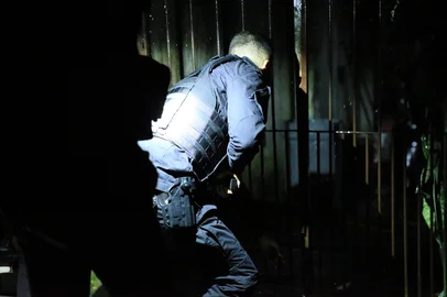 PORTO ALEGRE, RS, BRASIL, 17-06-2025: Facção envolvida em tiroteio que matou jovem com bala perdida na Restinga é alvo da polícia. Grupo criminoso também é apontado como responsável por, pelo menos, dois ataques recentes a tiros na zona sul de Porto Alegre e em Canoas. Durante a Operação Para Bellum — Fase Pandora, são cumpridas 41 ordens judiciais, na zona sul da Capital, sendo quatro mandados de prisão preventiva e 37 de busca e apreensão. Foto: Ronaldo Bernardi/Agência RBS<!-- NICAID(16061430) -->