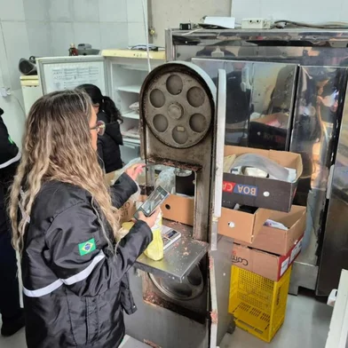 Uma fábrica clandestina de embutidos foi interditada nesta segunda-feira (25) no bairro São Geraldo, na zona norte de Porto Alegre. Conforme o Ministério Público (MP), o local funcionava de forma irregular em um anexo de uma oficina mecânica.<!-- NICAID(16109879) -->