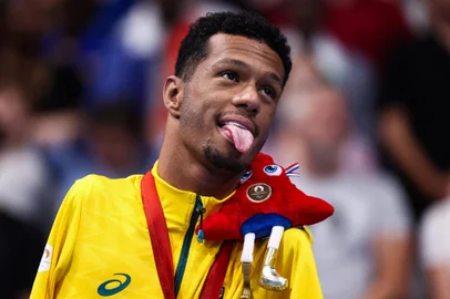Gold medalist Brazil's Gabriel Geraldo dos Santos Araujo celebrates on the podium of the men's S2 100m backstroke swimming event during the Paris 2024 Paralympic Games at The Paris La Defense Arena in Nanterre, west of Paris on August 29, 2024. (Photo by Franck FIFE / AFP)Editoria: SPOLocal: NanterreIndexador: FRANCK FIFESecao: sports eventFonte: AFPFotógrafo: STF<!-- NICAID(15853463) -->